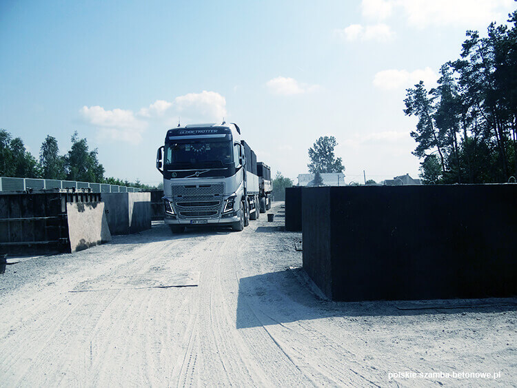 Transport szamb betonowych  w Wiązowie